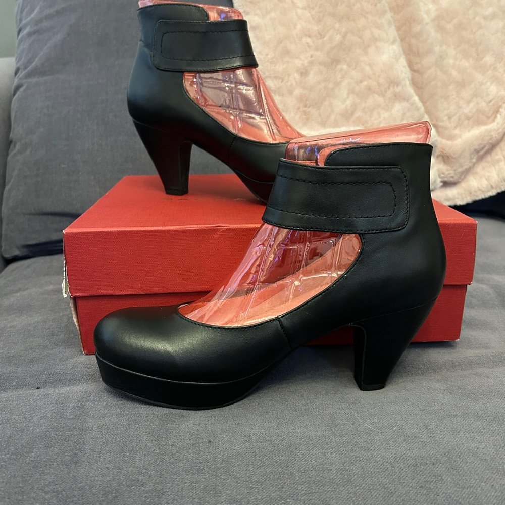 Sacha London "Vera" Flight Attendant Shoes in Hard to Find Black Leather NIB